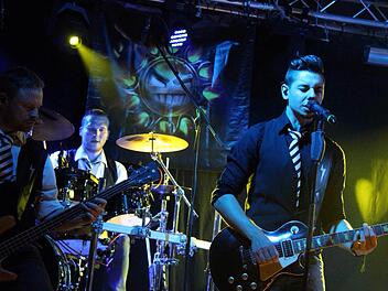 Längst zu einer Tradition geworden: Das Festival "Rock am Markt" in Oberbach, das die Jugendinitiative anlässlich des Marktfestes ausrichtet. Unser Foto zeigt die Band "One Last Sunset" bei ihrem umjubelten Auftritt auf der Festbühne vor dem Haus des Gastes.  Foto: Sonja Seidl