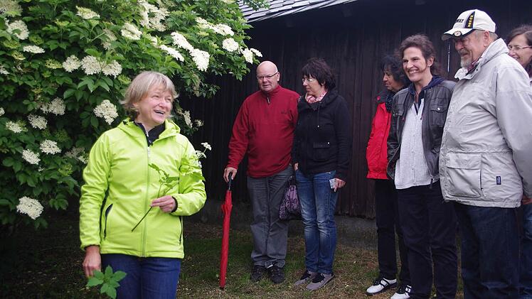 Christina Zehnter informierte in ihrer Führung über essbare Kräuter am Wegesrand. Foto: Heike Schülein