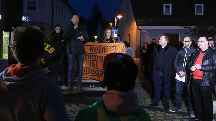 Lichterkette in Adelsdorf gegen Krieg und Gewalt. Foto: Barbara Herbst