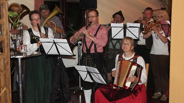 In großen Besetzung waren die Kirchweih-Musikanten auf Tour durch Eberns Gaststätten.