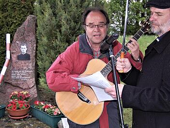 Liedermacher Franz-Josef Tremer (Mitte) und Pfarrer Armin Haas erinnerten an Pater Franz Reinisch  Foto: Sigismund von Dobschütz