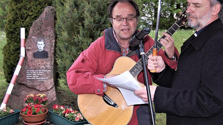 Liedermacher Franz-Josef Tremer (Mitte) und Pfarrer Armin Haas erinnerten an Pater Franz Reinisch  Foto: Sigismund von Dobschütz