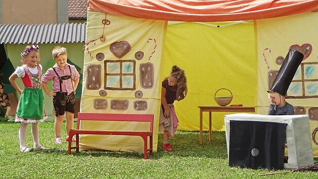 Das M&auml;rchenspiel der Kinder erfreute die Festbesucher.  Foto: heki