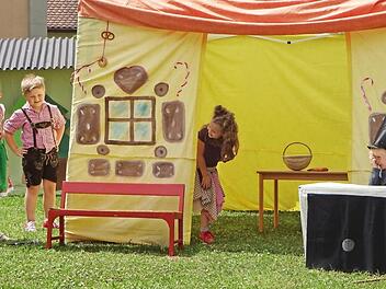 Das M&auml;rchenspiel der Kinder erfreute die Festbesucher.  Foto: heki