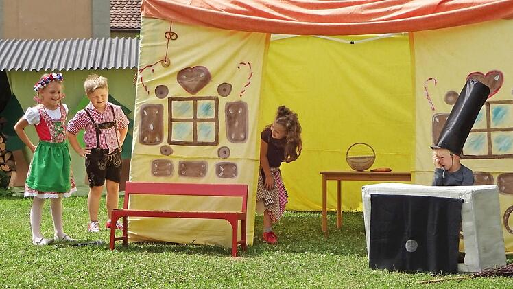 Das M&auml;rchenspiel der Kinder erfreute die Festbesucher.  Foto: heki