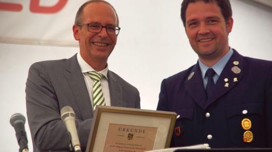 Der Festausschuss-Vorsitzender Holger Lunkenbein freute sich &uuml;ber die von Landrat Mei&szlig;ner &uuml;berreichte gerahmte Urkunde anl&auml;sslich des Jubil&auml;ums der Ebensfelder Wehr.Mario Deller