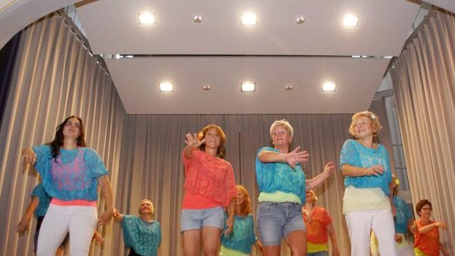 Bot einen bunten Tanzblumenstrau&szlig; dar von Abba bis John Travolta: die Jazz Dance Crew der Turnerschaft Lichtenfels.Mario Deller