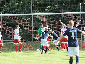 Des einen Freud, des anderen Leid: Und wieder hat es eingeschlagen hinter Reichenbachs konsternierten Keeper Eric Reß, der im Duell mit Aufsteiger FC Westheim fünfmal hinter sich greifen musste.ssp