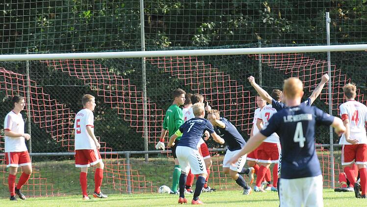 Des einen Freud, des anderen Leid: Und wieder hat es eingeschlagen hinter Reichenbachs konsternierten Keeper Eric Reß, der im Duell mit Aufsteiger FC Westheim fünfmal hinter sich greifen musste.ssp