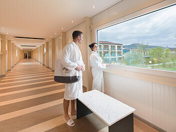 Den Alltag hinter sich lassen und in eine luxuri&ouml;se Welt abtauchen - das ist in Franken m&ouml;glich. Das Kurhotel Bad Staffelstein bietet eine direkte Verbindung zur Therme (Foto). inFranken.de stellt einige Deluxe Hotels in Franken vor. Foto: Best Western Plus Kurhotel/Florian Busch