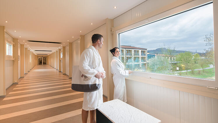 Den Alltag hinter sich lassen und in eine luxuriöse Welt abtauchen - das ist in Franken möglich. Das Kurhotel Bad Staffelstein bietet eine direkte Verbindung zur Therme (Foto). inFranken.de stellt einige Deluxe Hotels in Franken vor. Foto: Best Western Plus Kurhotel/Florian Busch