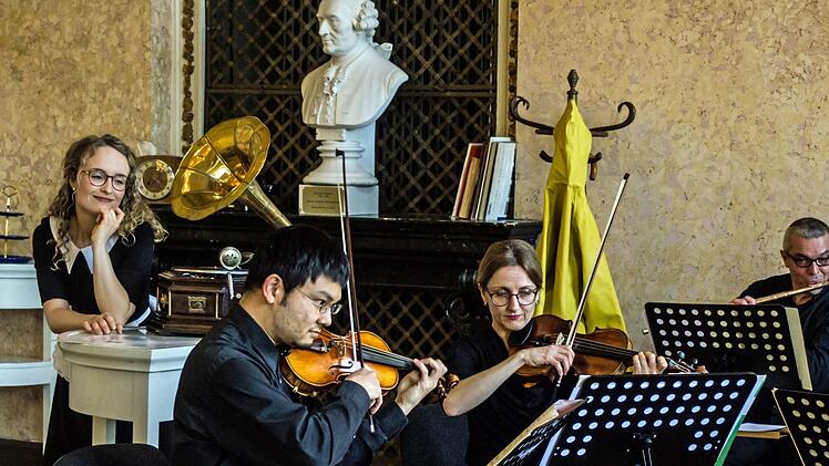 "Very British": Eine heitere musikalische Teestunde bietet das Kinderkonzert im Spiegelsaal des Landestheaters mit der Sopranistin Laura Incko und Musikern des Philharmonischen Orchesters.Foto: Jochen Berger