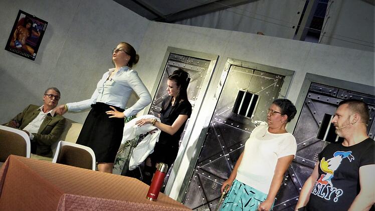 Das Ehepaar Hermann und Irmgard in der vermeintlichen Seniorenresidenz. Von links: Alexander Jungwirth, Ramona Schmidtgall, Celine Hofmann, Carmen Stöcker und André Jurke. Foto: Werner Reißaus