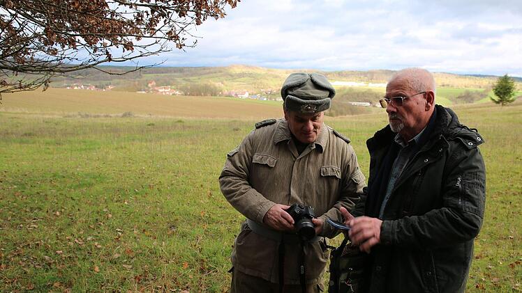 Walter Bauer mit Klaus Edler am Ummerstädter Kreuz Foto: Bettina Knauth