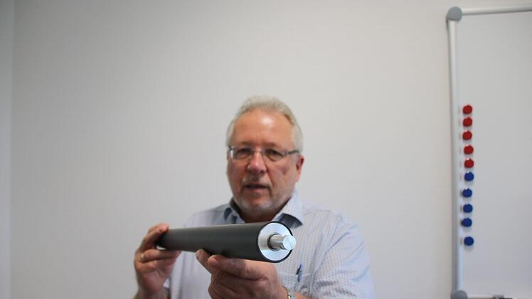 Werksleiter Ullrich Heussner zeigt ein Lager mit Carbon-Walze. Foto: Ralf Ruppert