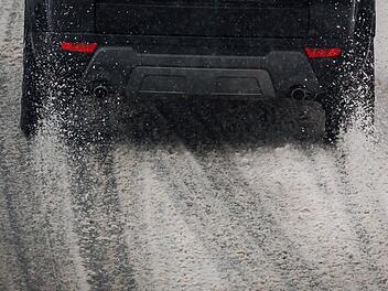 Unfall mit Sommerreifen: Auto kracht in Pappenheim in Scheune