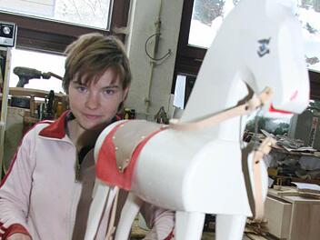 Nadine Schoberth (19) ist mit Begeisterung bei der Sache: Sie hat sich auch schon selbst ein Schaukelpferd gebaut - nur zur Deko natürlich. Foto: Sonja Adam