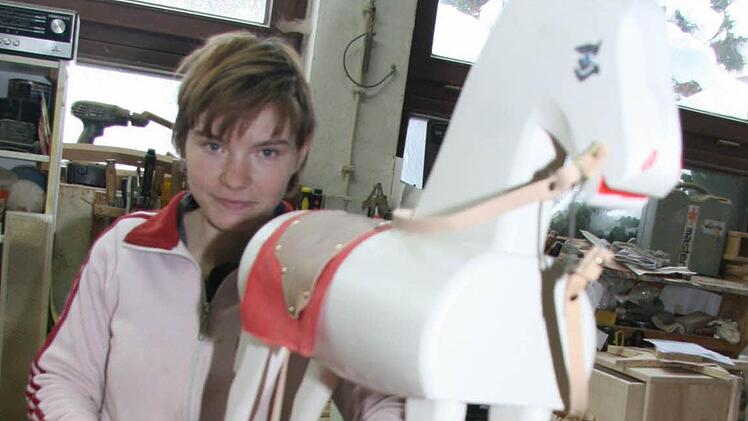 Nadine Schoberth (19) ist mit Begeisterung bei der Sache: Sie hat sich auch schon selbst ein Schaukelpferd gebaut - nur zur Deko natürlich. Foto: Sonja Adam
