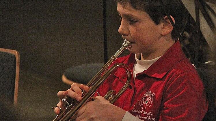 Begeistert vom gemeinschaftlichen Musizieren ist der neunjährige Trompeter Felix.