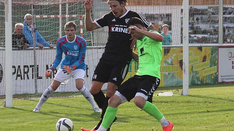 Markus Schnitzer (Mitte, links hinten der Sander Torwart Dominik Biemer) trifft im Dress des FC Sand auf seine früheren Mannschaftskameraden bei der DJK Bamberg.