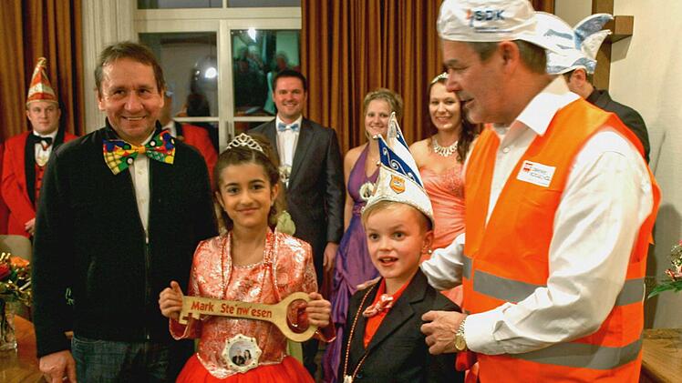 Das Kinderprinzenpaar Prinz Jakob I. und Prinzessin Michelle I. bekommen den "kleinen" Rathausschlüssel von Bürgermeister Gerhard Wunder (re) und Norbert Gräbner (Gastbürgermeister Marktrodach) überreicht. Foto: Susanne Deuerling