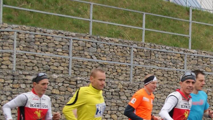 Landschaftlich noch nicht so sch&ouml;n ist der Kreisel hinter den Bahn-L&auml;rmschutzw&auml;nden in Bad Staffelstein, den diese Marathon-L&auml;ufergruppe hier gerade passiert. Foto: Mario Deller