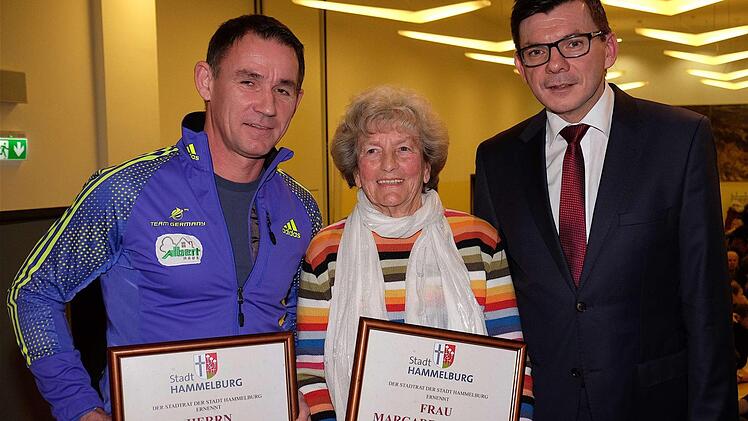 Sportler des Jahres 2017 sind Margarete Bauer von der Behinderten- und Vitalsportgruppe und Norbert Kirchner vom Drachenfliegerclub. Hierzu gratulierte Bürgermeister Armin Warmuth. Foto: Gerd Schaar