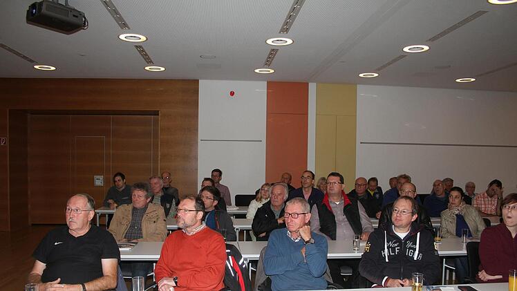 Mehr als 50 Interessierte kamen zum Treffpunkt Elektromobilität. Eingeladen hatten das Landratsamt Kulmbach und die  Energieagentur Nordbayern.  Foto: Sonny Adam
