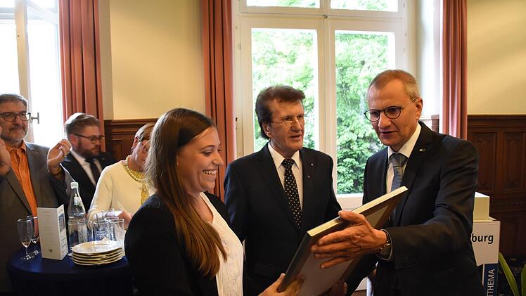 Camille Neunert bei der Urkundenübergabe.