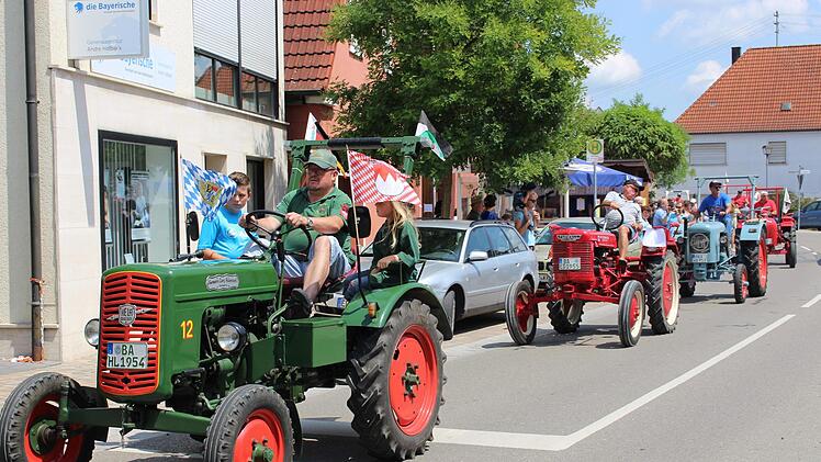 Schlepperparade durch Mühlhausen    Foto: Evi Seeger