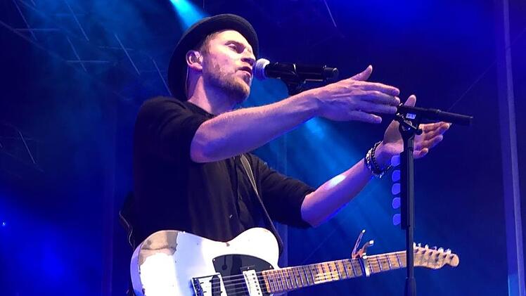 Fast zweieinhalb Stunden spielte Oerding Lied um Lied. Foto: Falf Kestel