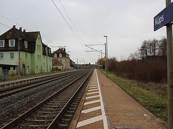 Heute ist der Bahnhof Küps ein ferngesteuerter Halt ohne genutztes Bahnhofsgebäude. Bis in die 1930er Jahre war das heute grüne Gebäude der Bahnhof, danach entstand wenige Meter weiter ein anderes. Foto: Andreas Schmitt