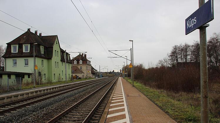Heute ist der Bahnhof Küps ein ferngesteuerter Halt ohne genutztes Bahnhofsgebäude. Bis in die 1930er Jahre war das heute grüne Gebäude der Bahnhof, danach entstand wenige Meter weiter ein anderes. Foto: Andreas Schmitt