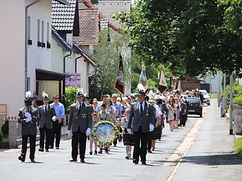 Am Sonntag bewegte sich ein stattlicher Schützenauszug vom Anger zum Schützenhaus. Vorneweg marschierten das Schützenmeisteramt, Jungschützenkönig Denis Kuzmin und Schützenkönigin Silvia Reuth.  Foto: K.-H. Hofmann