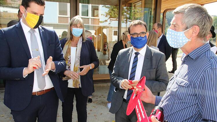 Schlüsselübergabe an Ulrich Steiner (rechts), den Vorsitzenden des Bürgervereins (von links): Oberbürgermeister Dominik Sauerteig, Birgit Weber, Klaus Holetschek Foto: Desombre