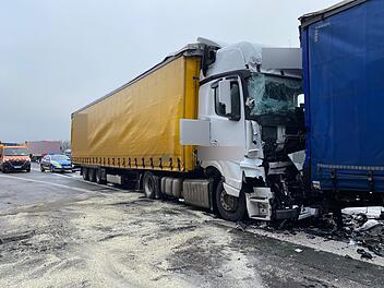 Am Stauende auf der A6 im Kreis Ansbach kam es zu einem Unfall mit vier Lastwagen.