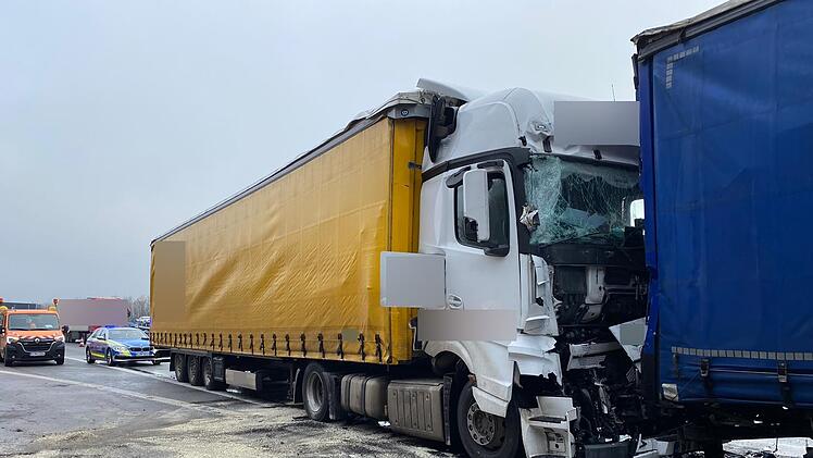 Am Stauende auf der A6 im Kreis Ansbach kam es zu einem Unfall mit vier Lastwagen.