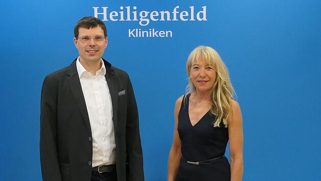 Michael Lang, Gesch&auml;ftsf&uuml;hrer der Heiligenfeld GmbH und  Iris Vollert (Bereichsleitung Marketing Heiligenfeld GmbH), freuen sich &uuml;ber den Preis.