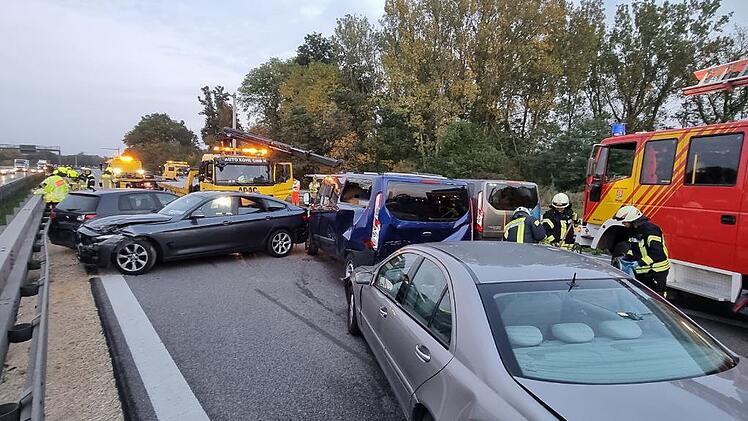 Unfall auf A73 bei Erlangen: Karambolage sorgt für etliche Verletzte - schamlose Gaffer filmen Einsatz