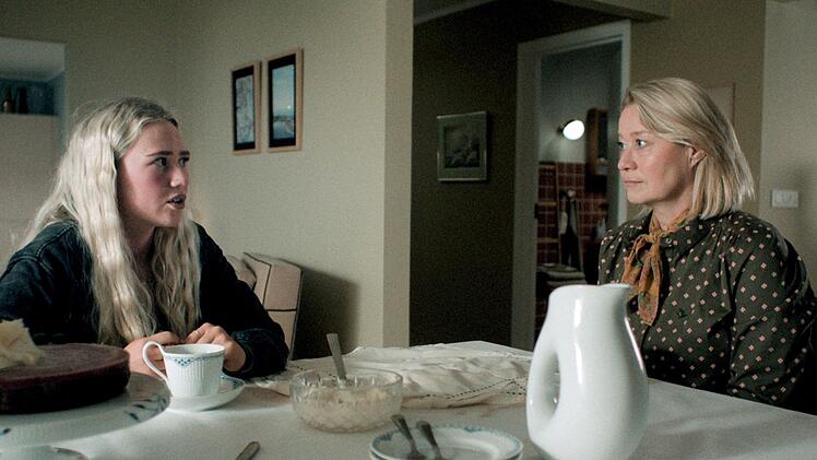 Ditte (Trine Dyrholm, rechts) m&ouml;chte der 15-j&auml;hrigen Bj&ouml;rk (Edda Gu&eth;nad&oacute;ttir) helfen, die von ihrem Exfreund erpresst wird.