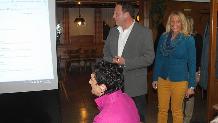 Ingo Lehmann und Margit Eber treffen ein - da ist die Wahl schon gelaufen.