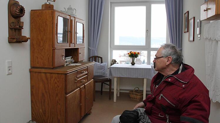 Behindertenbeauftragter Uwe Schmidt in der Ecke mit der historischen Kücheneinrichtung.