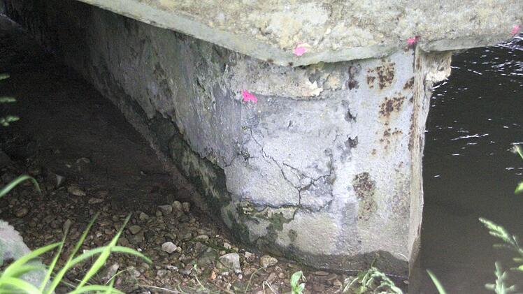 Die Schäden an der Brücke sind mit roten Punkten markiert.