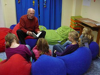 Karl-Heinz Kremer hat aufmerksame Zuhörer beim Vorlesen in der Schule Buckenhofen. Fotos: privat
