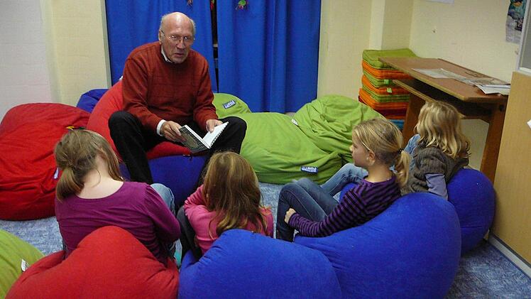 Karl-Heinz Kremer hat aufmerksame Zuhörer beim Vorlesen in der Schule Buckenhofen. Fotos: privat