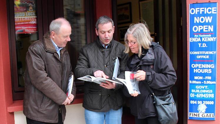 Paddy Mahon mit Ger Deere und FT-Mitarbeiterin Johanna Blum vor dem Parteibüro der Fine Gael   Foto: privat