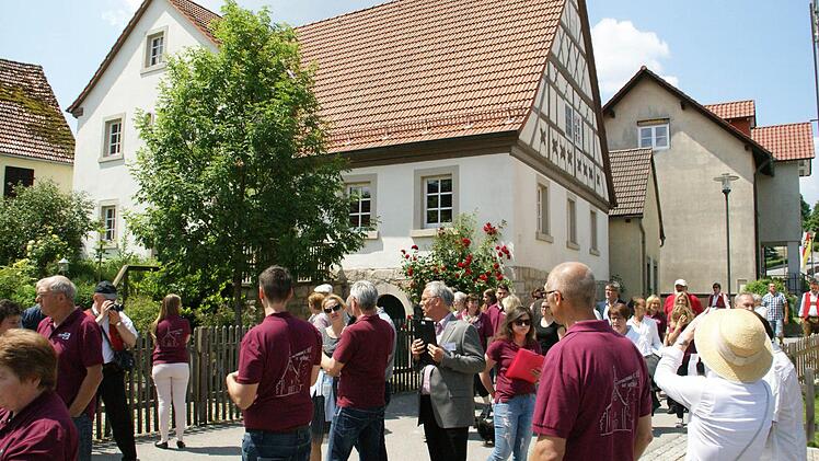 Viele Fatschenbrunner begleiteten die Kommission bei ihrem Rundgang durch ihr Dorf.