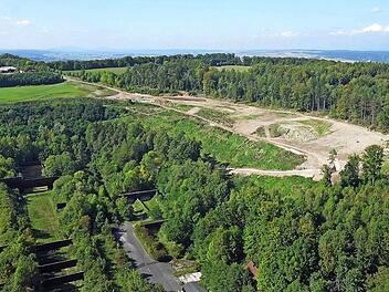 Auf der ehemaligen Bauschuttdeponie der Stadt Coburg soll eine Photovoltaikanlage entstehen. Links im Hintergrund zu sehen ist der Verkehrslandeplatz auf der Brandensteinsebene, im Vordergrund die ehemalige BGS-Schießanlage im Motschental. Kritik an den Photovoltaik-Plänen gab es jetzt im Stadtrat Rödental.  Foto: Volkmar Franke/www.hochbild-design.de