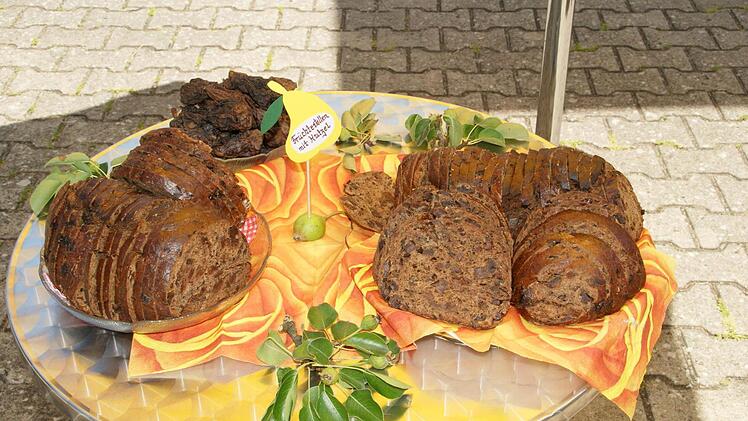 Die Streuobstwiesen, die alten Birnbäume und die Hutzel, das sind Alleinstellungsmerkmale von Fatschenbrunn und dafür bekommt der Steigerwaldort auch einen Sonderpreis im Landesentscheid "Unser Dorf hat Zukunft - Unser Dorf soll schöner werden". Unser Bild zeigt die Hutzeln (getrocknete Birnen) und damit gebackenes Hutzelbrot.