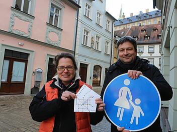 Yvonne Slanz vom Straßenmanagement "Sand" mit ihrem Kollegen Markus Schäfer  Foto: Barbara Herbst